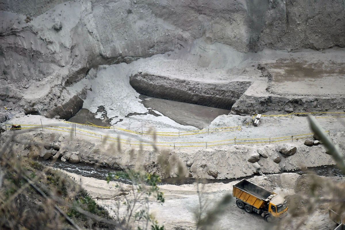 Dump truck driver dies after falling hundreds of feet into quarry shaft in Indiana
