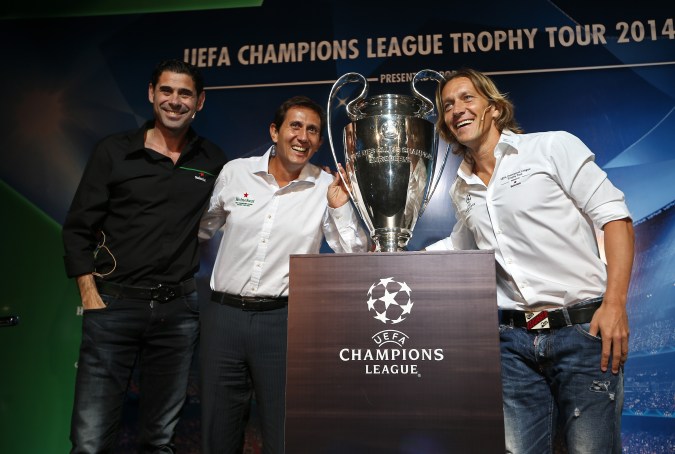 Periodista argentino Juan Pablo Varsky (centro), Fernando Hierro (i) y Michel Salgado durante la gira del Trofeo de la Liga de Campeones de la UEFA el 26 de febrero de 2014 en Buenos Aires, Argentina. Foto: Daniel Jayo/Getty Images Latam.