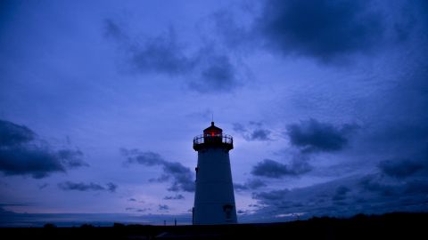 Derrumbe de puente que conducía al faro de Maine dejó al menos 11 heridos