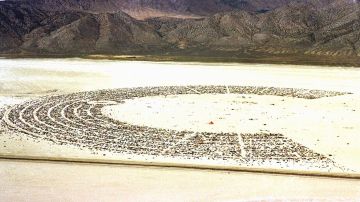 Videos muestran cómo miles de personas quedaron atrapadas en el desierto de Nevada tras lluvias en festival Burning Man