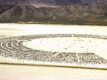 Videos muestran cómo miles de personas quedaron atrapadas en el desierto de Nevada tras lluvias en festival Burning Man