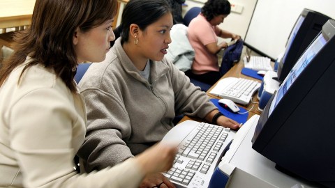 Las latinas deben ser consideradas como líderes en empresas, indica reporte.