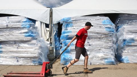 Retiran del mercado casi 50,000 colchones vendidos en Costco debido a una posible exposición al moho