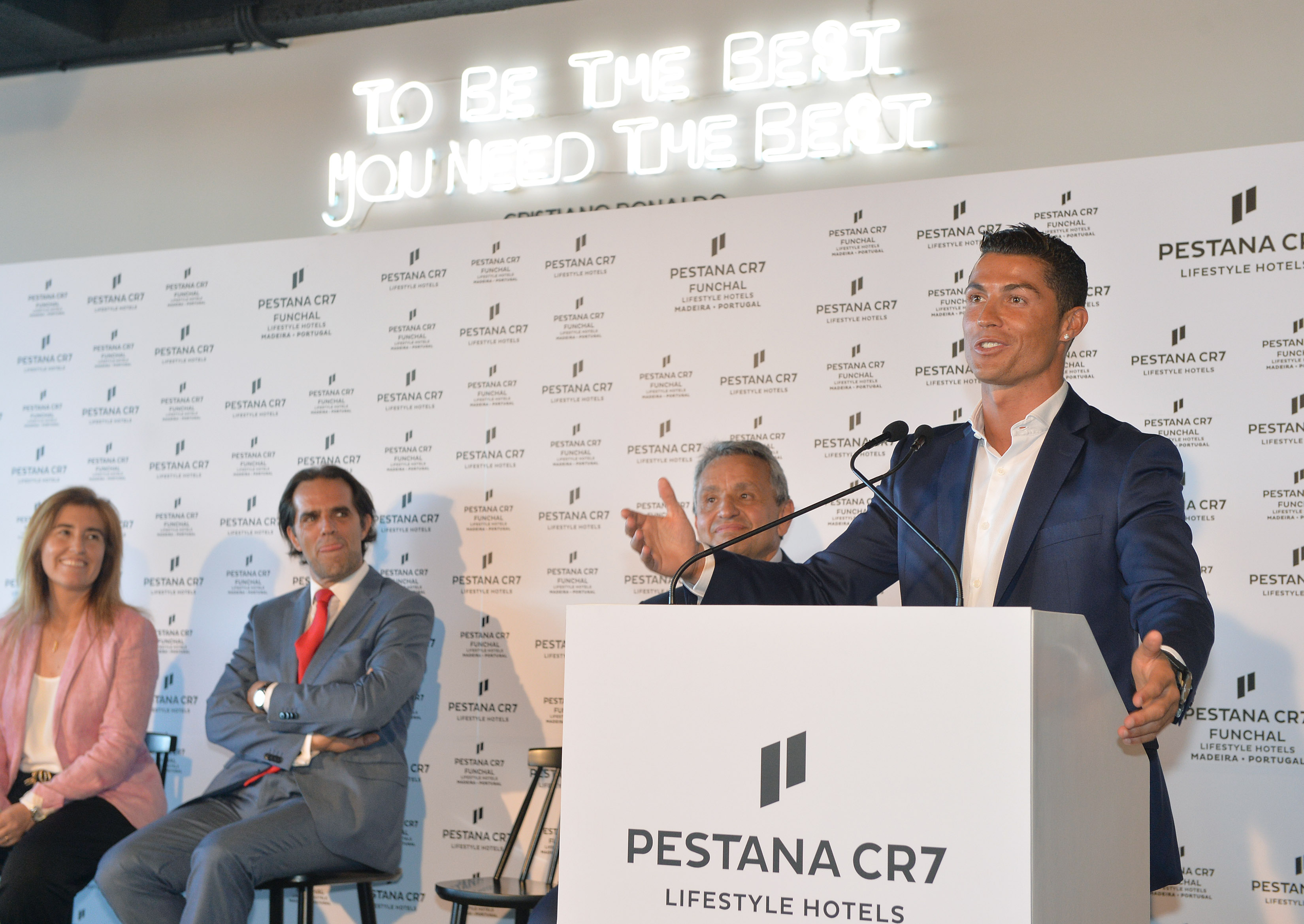 Cristiano Ronaldo (R) habla durante la inauguración del Hotel Pestana CR7 en Funchal, en la isla de Madeira. Foto: HELDER SANTOS/AFP via Getty Images. 