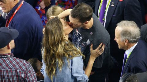 Gisele Bündchen y Tom Brady de los New England Patriots celebran después de derrotar a los Atlanta Falcons en 2017.