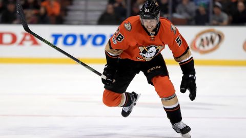 Nic Kerdiles en su etapa como jugador de NHL con los Anaheim Ducks.