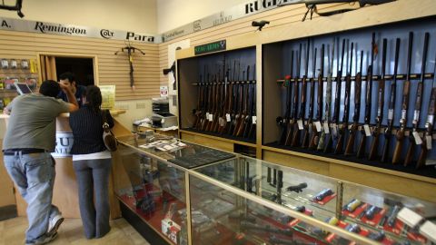 Glendale, UNITED STATES: A couple chooses a gun at the Gun Gallery in Glendale, California, 18 April 2007. The massacre at Virginia Tech has ignited fresh talk in the Democratic-led US Congress about tightening US gun laws but it is doubtful enough lawmakers will tackle the politically charged issue. With so many citizens in love with their guns and defensive of their right under the Constitution to keep and bear arms, politicians are reluctant to take on gun owners or the powerful gun lobby. AFP PHOTO/GABRIEL BOUYS (Photo credit should read GABRIEL BOUYS/AFP via Getty Images)