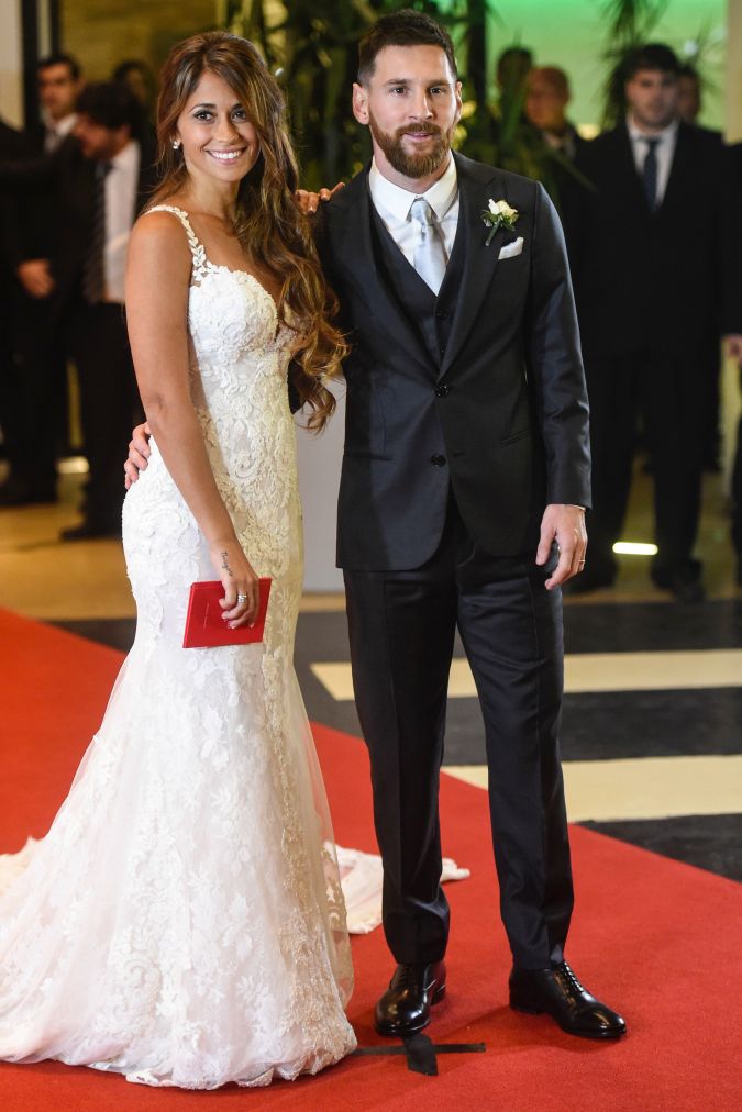Lionel Messi y Antonela Roccuzzo posan para los fotógrafos tras su boda en el complejo City Center de Rosario, provincia de Santa Fe, Argentina, el 30 de junio de 2017. Foto: EITAN ABRAMOVICH/AFP via Getty Images.