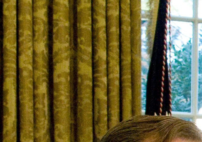 El presidente George W. Bush (c), se reunió con el presidente electo Barack Obama (2º-i), los expresidentes Bill Clinton (2º-d), Jimmy Carter (d) y George H.W. Bush (i) en la Oficina Oval el 7 de enero de 2009 en Washington, D.C.