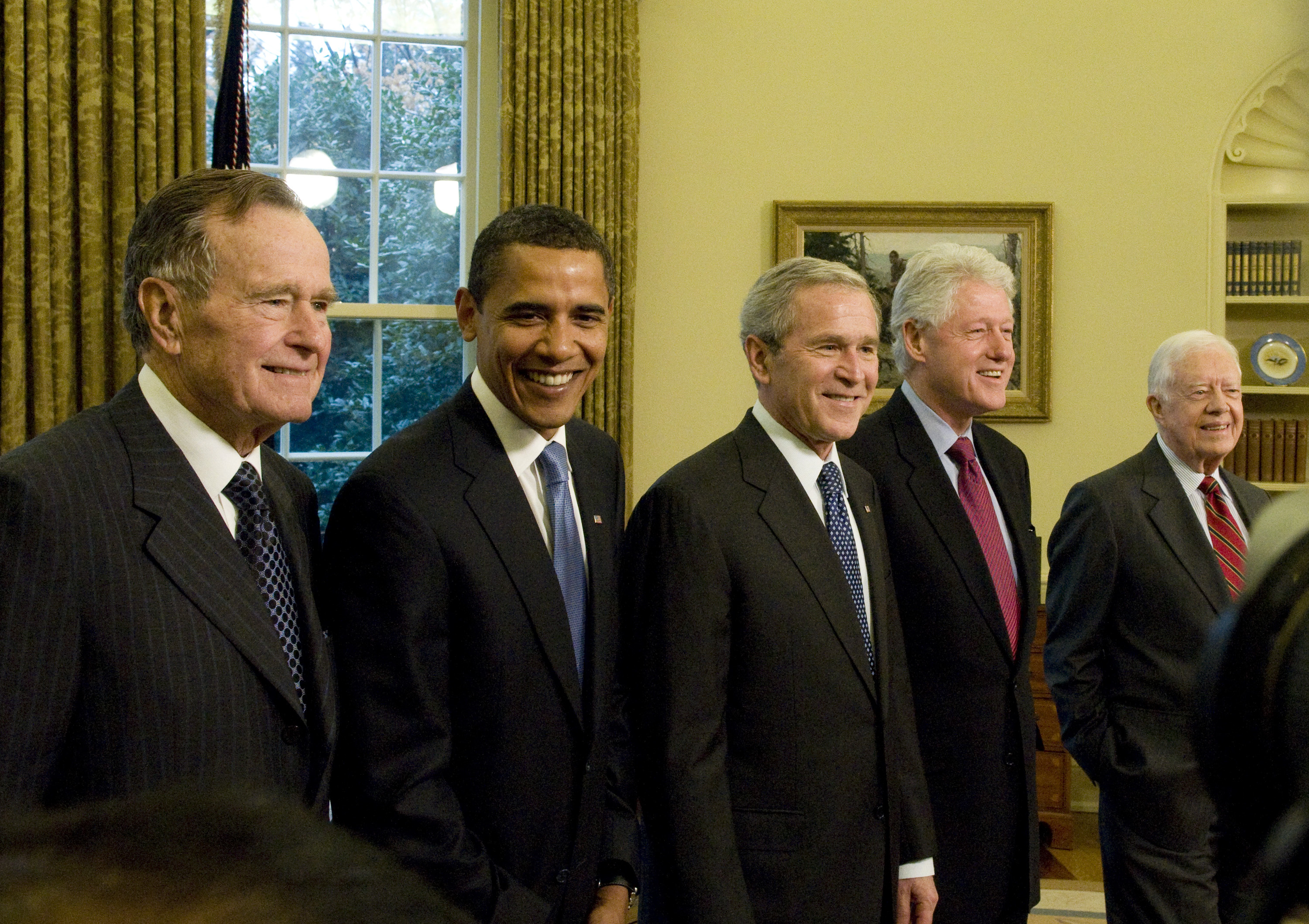 El presidente George W. Bush (c), se reunió con el presidente electo Barack Obama (2º-i), los expresidentes Bill Clinton (2º-d), Jimmy Carter (d) y George H.W. Bush (i) en la Oficina Oval el 7 de enero de 2009 en Washington, D.C.