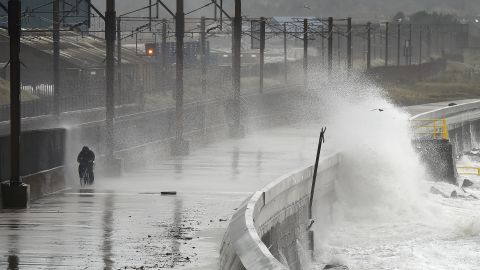 Pese a debilitamiento de Ophelia, alertan de riesgo de inundaciones costeras y fuertes lluvias