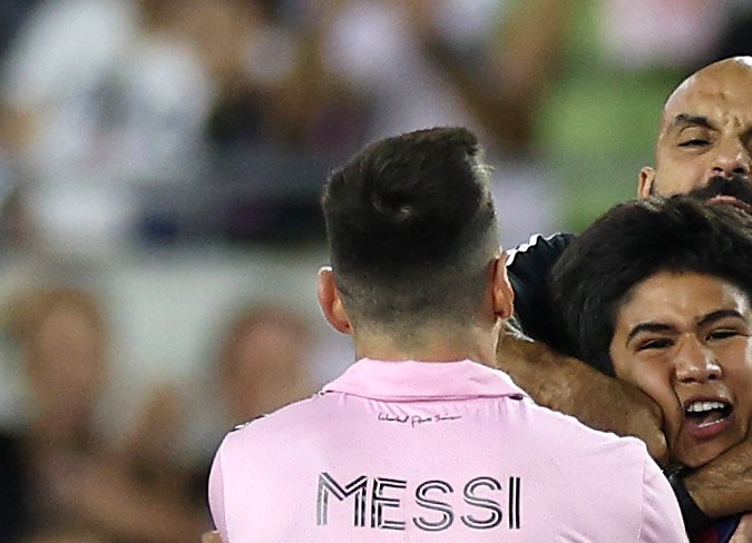 Guardaespaldas de Messi en acción contra fan que entró al campo.