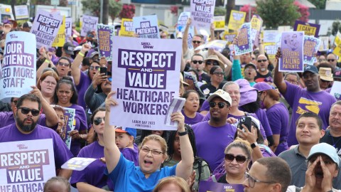 Cientos de trabajadores se manifiestan en las calles de Holllywood.
