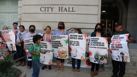 Familias protestan afuera de la oficina de la alcaldesa de LA.