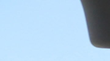 Beatriz Ortiz (der.) y Sofía Cervantes llevan comida para 10 familias del Este de Los Ángeles.