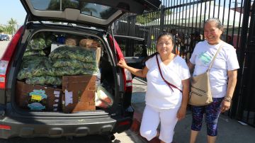Beatriz Ortiz (der.) y Sofía Cervantes llevan comida para 10 familias del Este de Los Ángeles.