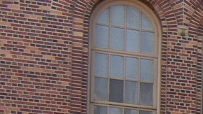 Ana López, conserje de USC, camina los pasillos de la universidad.