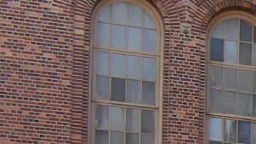 Ana López, conserje de USC, camina los pasillos de la universidad.