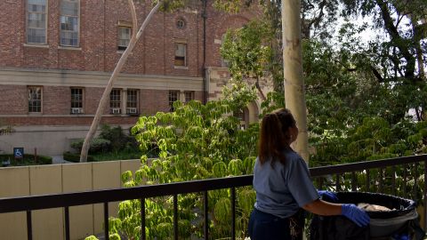 Ana López, conserje de USC, camina los pasillos de la universidad.