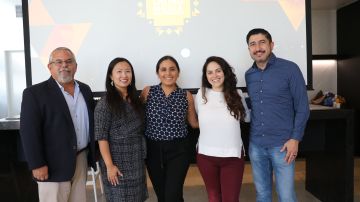 Gerry Segura, Julie Ha Truong, Esperanza Guevara, Paulina Lanz  con Arturo Carmona, director de Latino Media Collaborative.