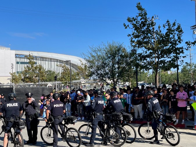 Aspecto de la calle South Hoover, donde fue arrestado Julio Urías. al fondo, el BMO Stadium.