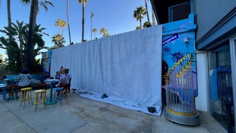 Un mural donde figuraba la imagen de Julio Urías en Dodger Stadium fue tapado.