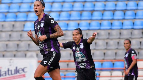 Jennifer Hermoso celebra un gol con Pachuca.