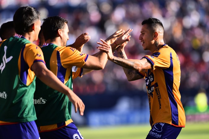 Julio César Domínguez "Cata" en festejo de gol.
