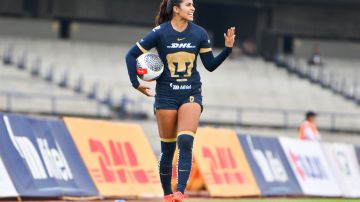 Selene Valera durante un partido con Pumas.