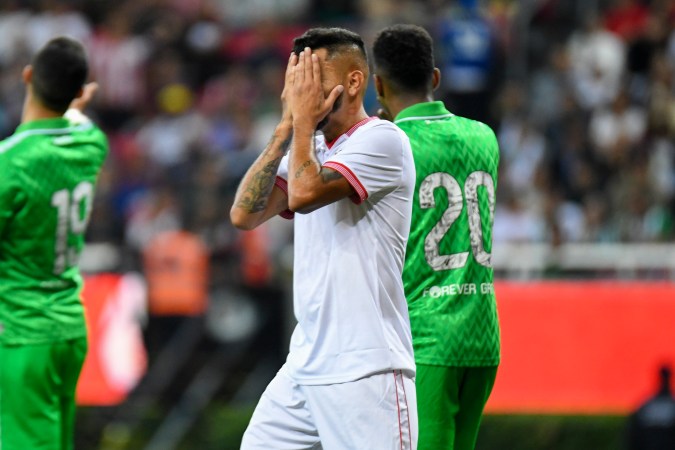 Las lesiones afectaron el rendimiento del azteca en Sevilla. Sandra Bautista-Imago 7.