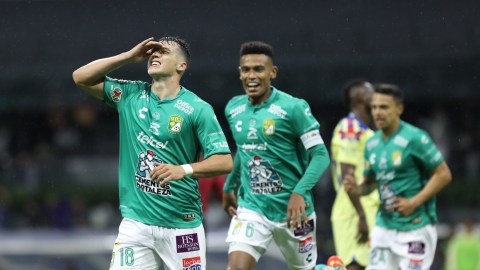 Federico Viñas, goleador del León, celebra un tanto con sus compañeros.