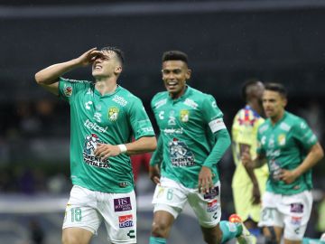 Federico Viñas, goleador del León, celebra un tanto con sus compañeros.