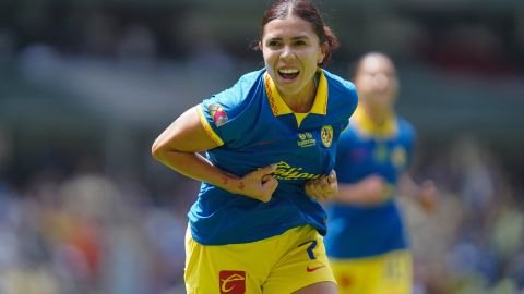 Kiana Palacios festeja el gol que abrió el marcador en el partido.