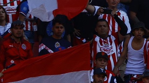 Afición de las Chivas de Guadalajara en el Estadio Akron.