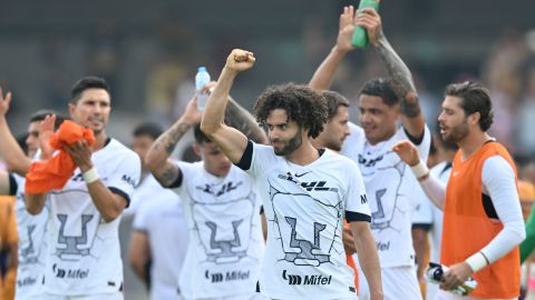 César huerta y sus compañeros celebran el triunfo de Pumas.