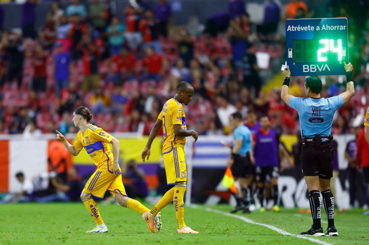 Momento en el que Marcelo Flores ingresó al campo.