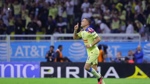 Jonathan Rodríguez en festejo de gol.