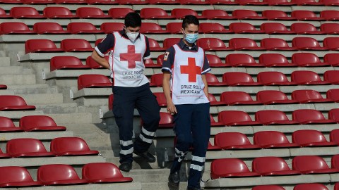 Paramédicos en estadio de la Liga MX.