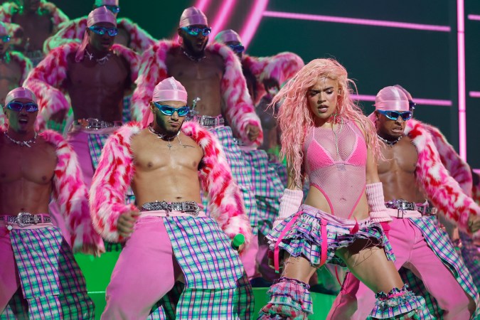 Karol G impacta con su show en los MTV Video Music Awards 2023.