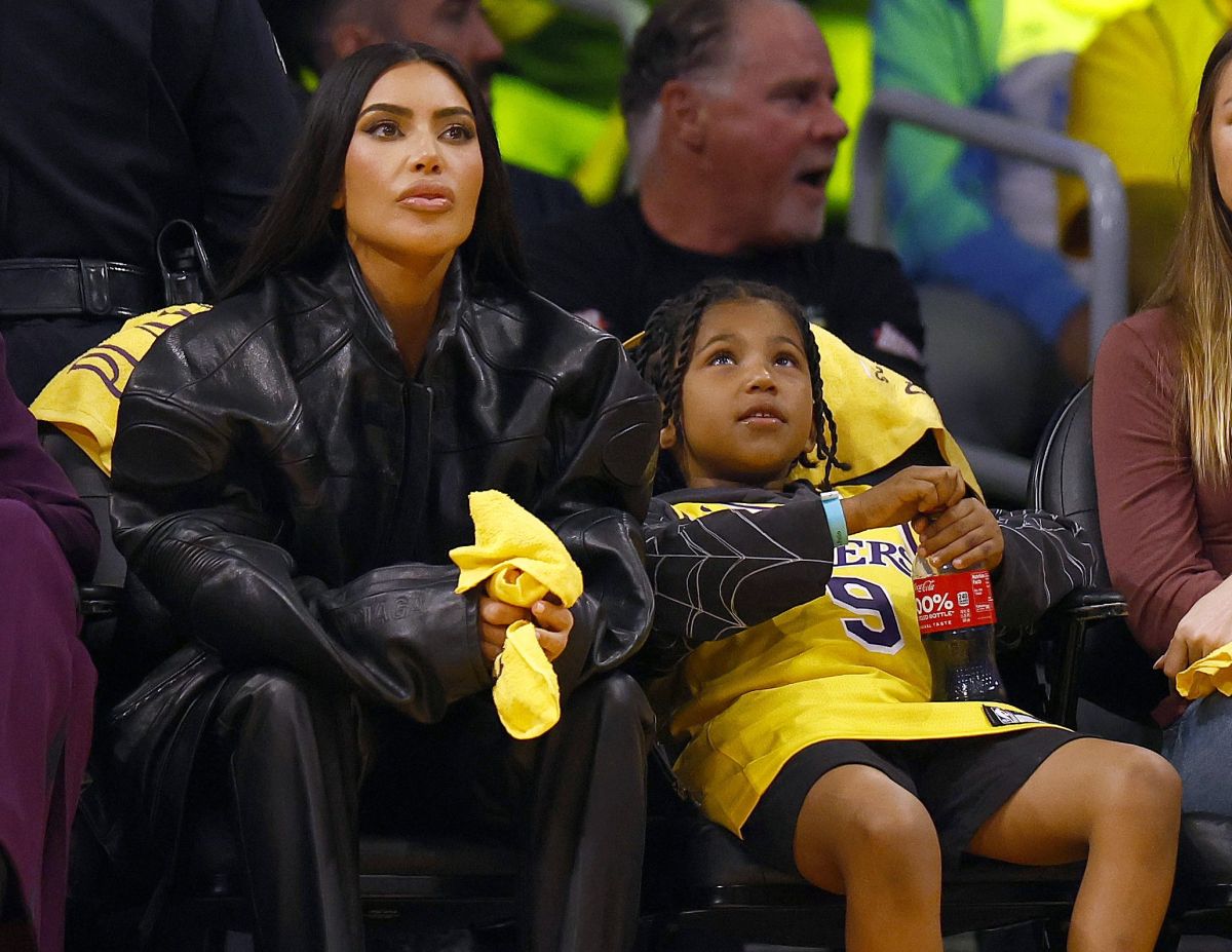 Kim Kardashian y Saint viendo un juego de Los Angeles Lakers.
