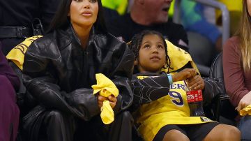 Kim Kardashian y Saint viendo un juego de Los Angeles Lakers.