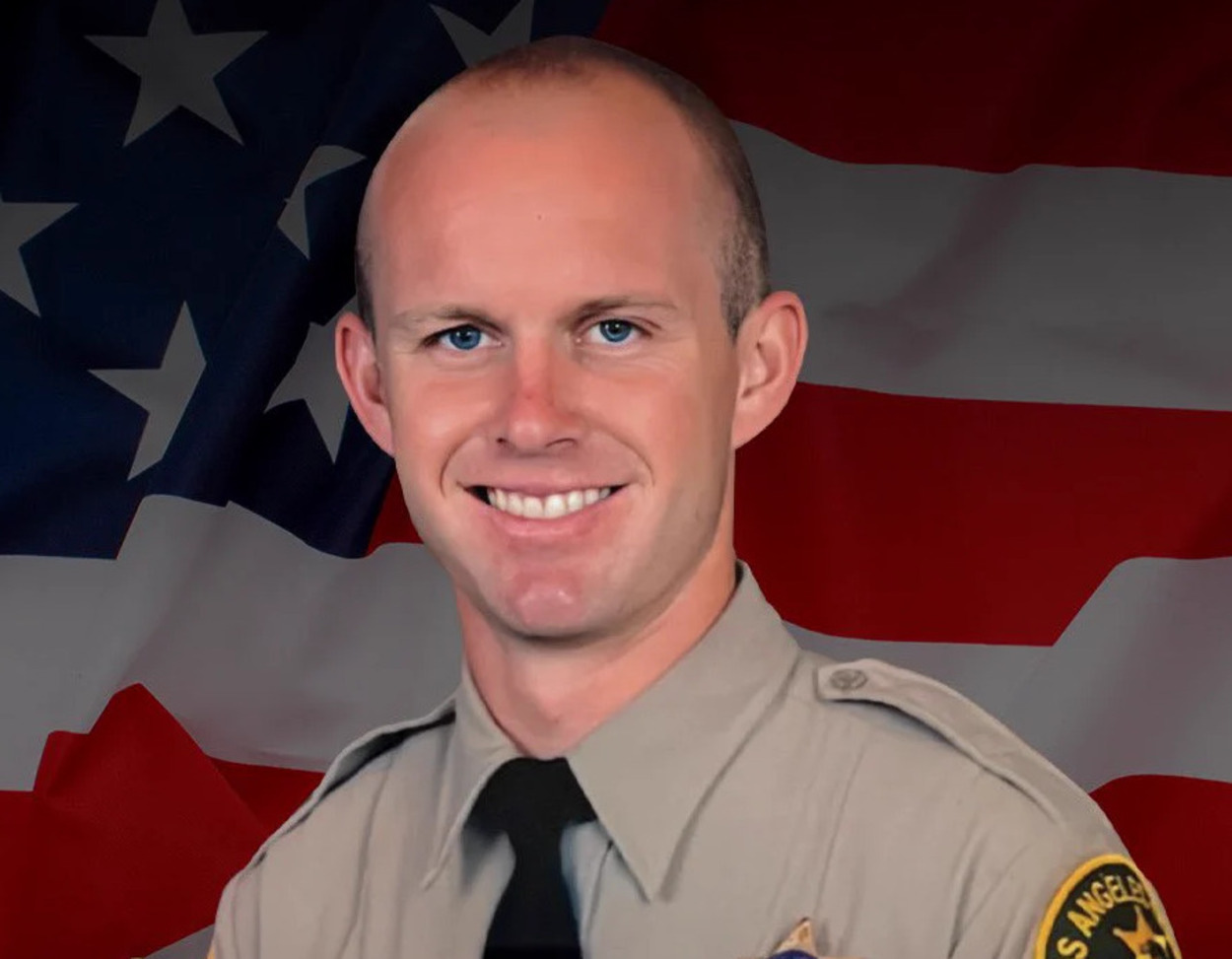 El alguacil Clinkunbroomer falleció en una emboscada en Palmdale.