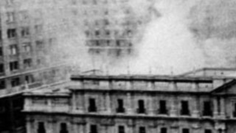 La Moneda tras el ataque liderado por Augusto Pinochet que puso fin al gobierno del presidente Salvador Allende.