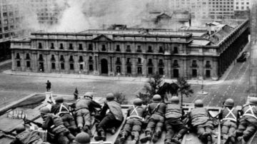 La Moneda tras el ataque liderado por Augusto Pinochet que puso fin al gobierno del presidente Salvador Allende.