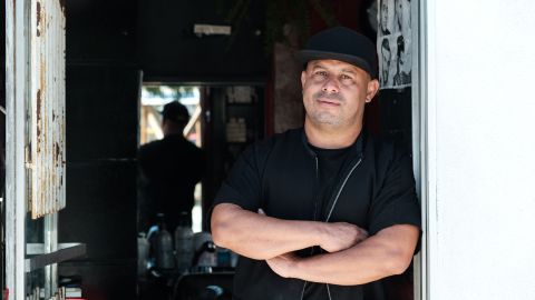 Jorge Fuentes es el dueño del salon de belleza La Casa Blanca en la calle Bush en Santa Ana,