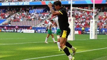 Louis Rees-Zammit celebra como Cristiano Ronaldo en el Mundial de Rugby.
