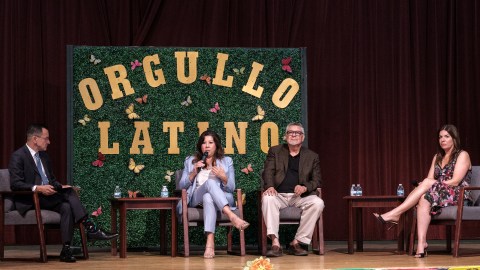 De izquierda a derecha, el presidente emérito de la Asamblea Anthony Rendon, Liliana Perez, Dr. Hayes-Bautista y Fernanda Kelly en discusión en el salon Lynwood Bateman en Lynwood, Calif. el 21 de septiembre del 2023.