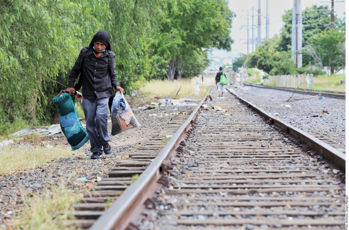 Migrantes buscan llegar a Estados Unidos por medio de trenes de carga desde México.
