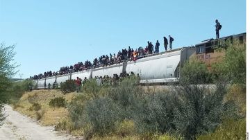AMLO cuestiona a la empresa Ferromex por parar trenes ante la presencia de migrantes que viajan a EE.UU.