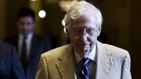 Mitch McConnell se niega a renunciar a su cargo